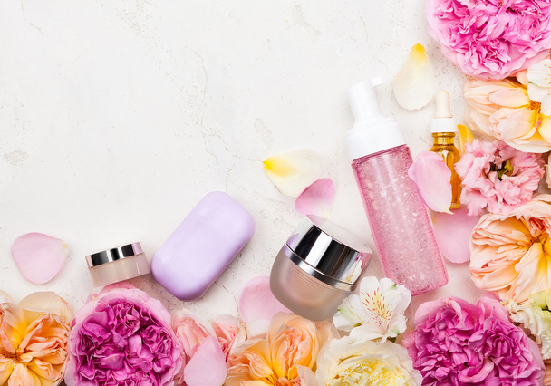 cosmetic set and flowers - Foto, imagen