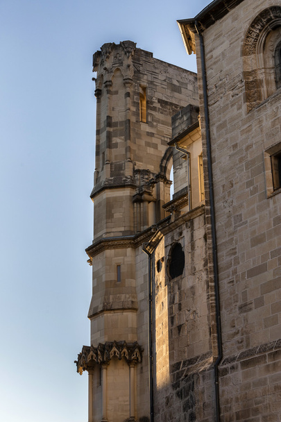 Detail der Fassade der Kathedrale von Cuenca, die Kathedrale ist dem julianischen, gotischen englisch-normannischen Stil gewidmet, XII Jahrhundert - Foto, Bild