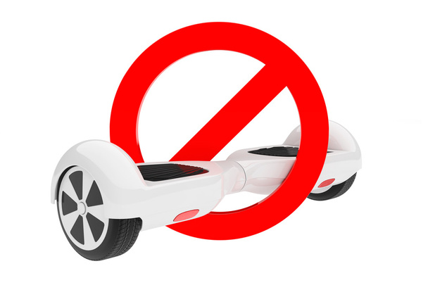 Auto blanco que equilibra la vespa eléctrica en advertencia roja prohibida S
 - Foto, imagen