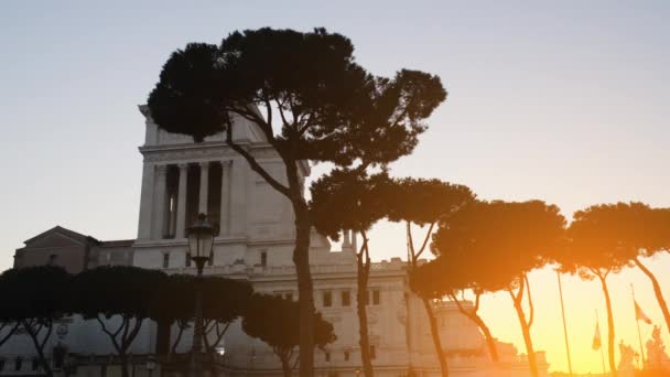 Altare della Patria is een monument gebouwd ter ere van Victor Emmanuel, eerste koning van een verenigd Italië, gevestigd in Rome, Italië. Het ligt op een locatie tussen Piazza Venezia en Capitoline Hill. - Video