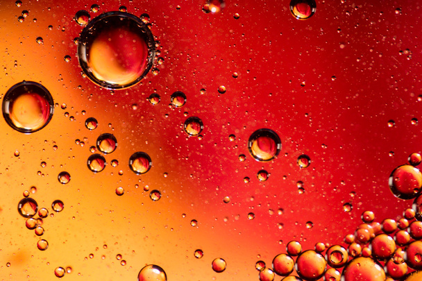 Rot und Orange gefärbten Öl auf Wasser abstrakt - Foto, Bild