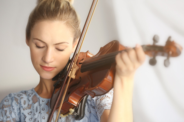  woman playing violin - Фото, зображення