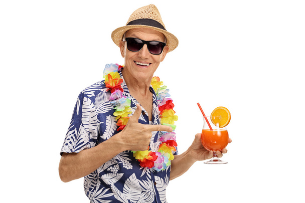 Mature tourist holding a cocktail  - Foto, Imagem