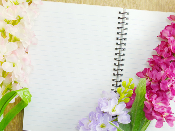 blank notebook diary with pink flower on wooden background - Φωτογραφία, εικόνα