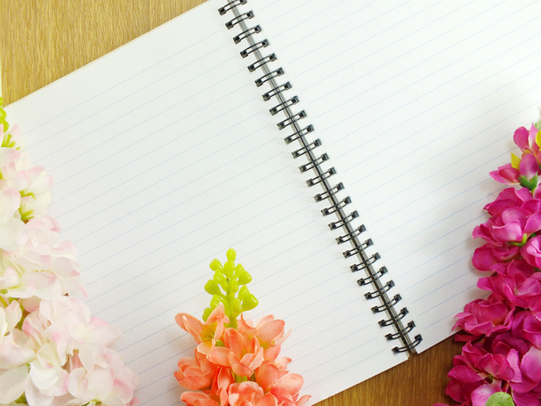 blank notebook diary with pink flower on wooden background - Foto, immagini