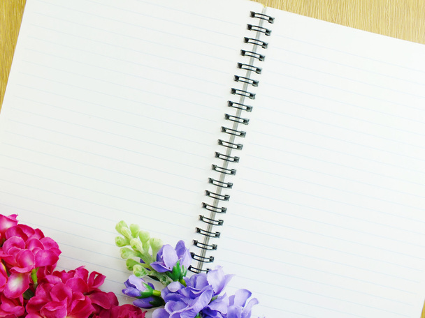 blank notebook diary with pink flower on wooden background - Foto, Bild
