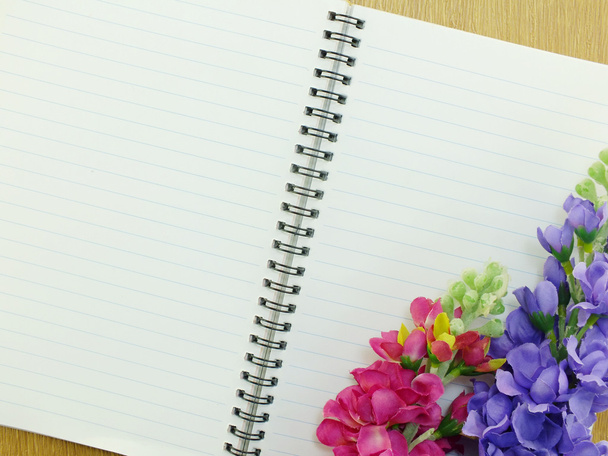 blank notebook diary with pink flower on wooden background - Foto, Imagen