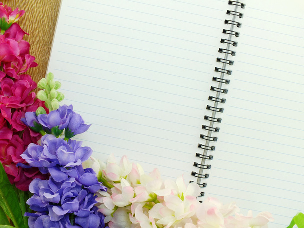 порожній блокнот щоденник з рожевою квіткою на дерев'яному фоні
 - Фото, зображення