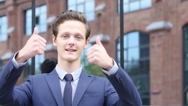 Thums fel elismerését fiatal üzletember, gesztus - Felvétel, videó