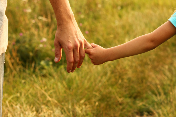 rodič drží ruku dítěte - Fotografie, Obrázek