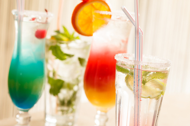 cocktails in de bar - Foto, afbeelding