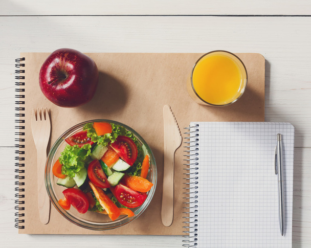 Здоровый бизнес ланч закуски в офисе, овощной салат и кофе
 - Фото, изображение