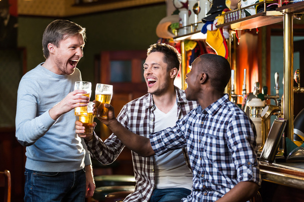 Expresión hombre con una cerveza
 - Foto, imagen