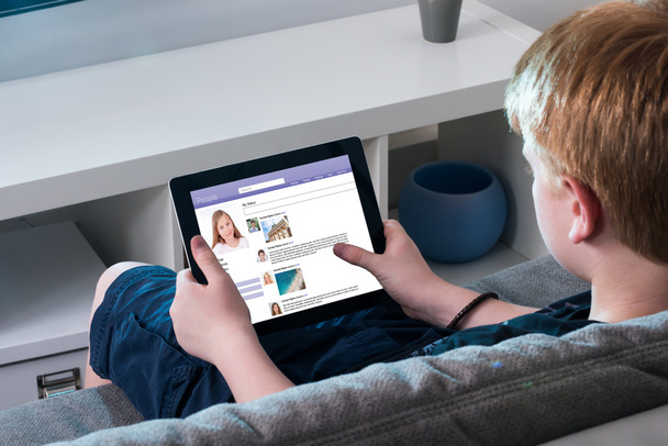 Boy Using Social Networking Site On Digital Tablet - Fotoğraf, Görsel