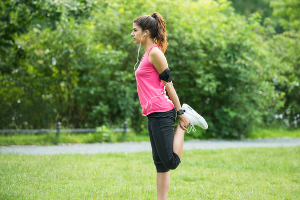 Young Woman Doing Exercise In Park - Foto, Imagem