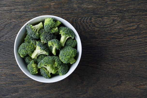 broccoli verdi freschi in una ciotola - Foto, immagini