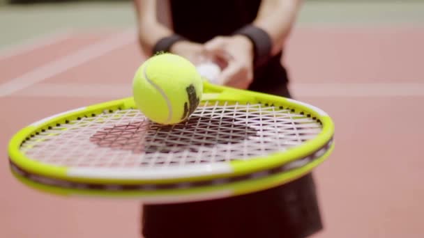 Kobiety Tenis odtwarzacz bilansowania piłka - Materiał filmowy, wideo