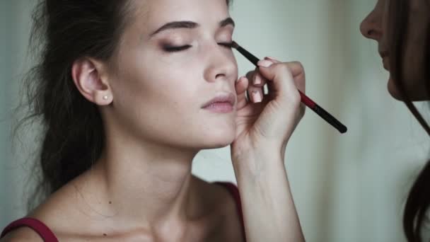 makeup artist makes models eye makeup - Πλάνα, βίντεο