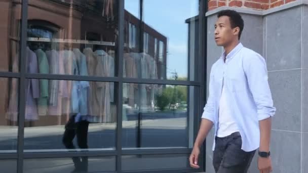 Happy Young Black Man Walking, Outdoor - Záběry, video