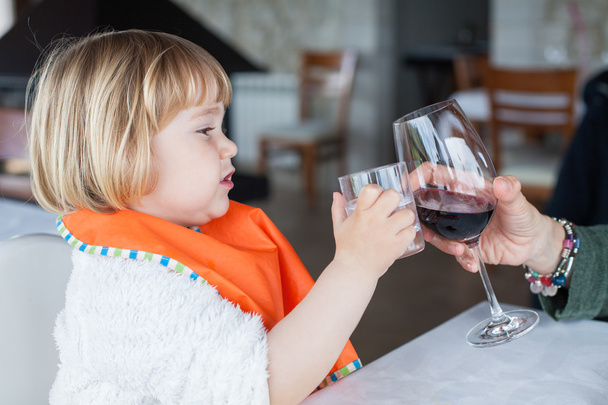 ребенок тост воды стакан с чашкой вина
 - Фото, изображение