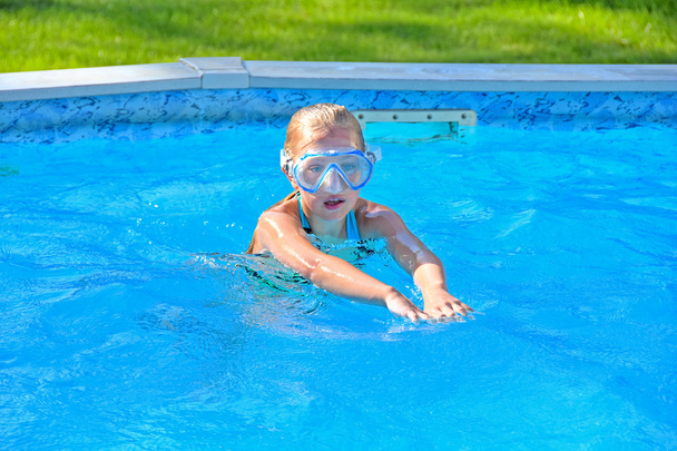 little blond girl in swimming pool - Foto, Imagem