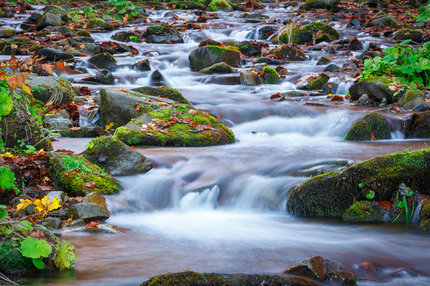 modrá voda horské říčky v podzimním čase - Fotografie, Obrázek