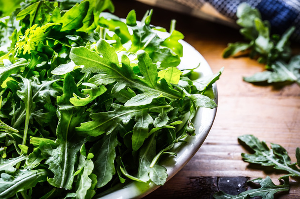Green salad arugula and baby spinach with lime - Zdjęcie, obraz