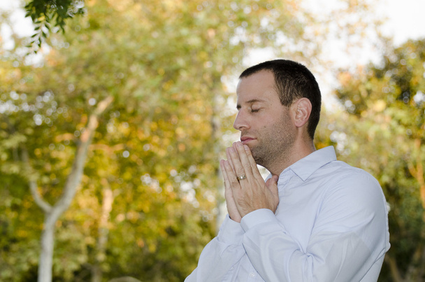 Hombre rezando en un día de otoño / otoño
. - Foto, Imagen