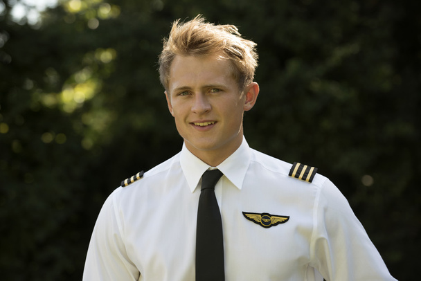 Joven miembro de la tripulación de las vías aéreas masculinas en uniforme
 - Foto, imagen