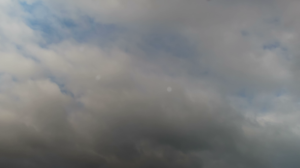 Mavi gökyüzünde hareket eden bulutlar - Video, Çekim