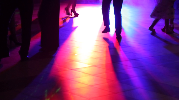 Tanzende Füße in der Disco - Filmmaterial, Video