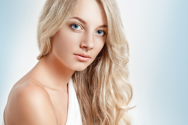 Beautiful blonde woman closeup face portrait - Fotó, kép
