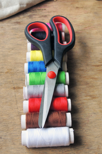 Kolorowe wątku i nożyczki - Zdjęcie, obraz