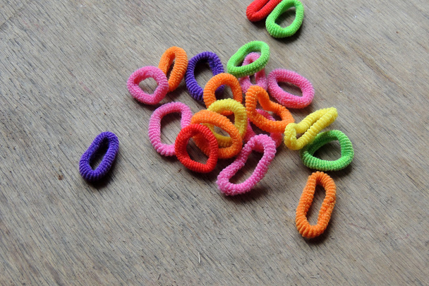 Bandas de goma de colores para trenzado de cabello
 - Foto, Imagen