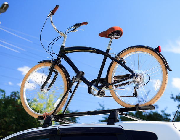 Fahrradtransport - Fahrrad auf dem Autodach - Foto, Bild