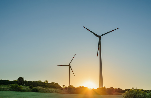 Duas turbinas eólicas ao nascer ou ao pôr-do-sol
 - Foto, Imagem