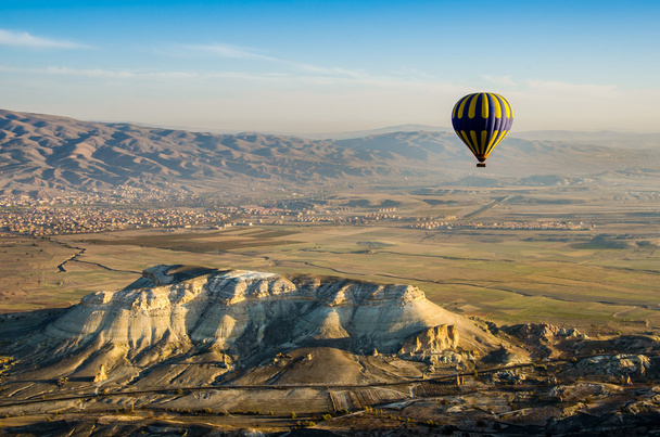 Hot air balloon flying overv olcanic rock landscape, Turkey. - Foto, immagini
