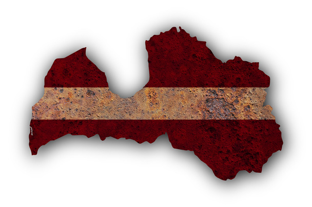 地図と錆びた金属にラトビアの旗 - 写真・画像