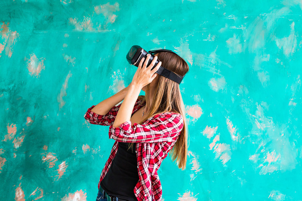 3D технологии, виртуальная реальность, развлечения и концепция людей - счастливая молодая женщина с гарнитурой виртуальной реальности или очками, играющая в игры и бои
 - Фото, изображение
