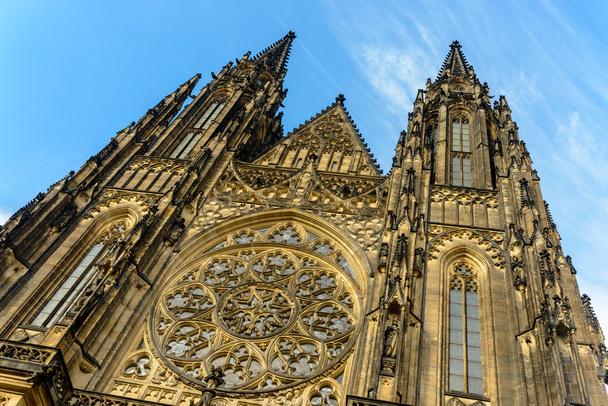 Niski kąt widzenia gotycka katedra w stylu - Zdjęcie, obraz
