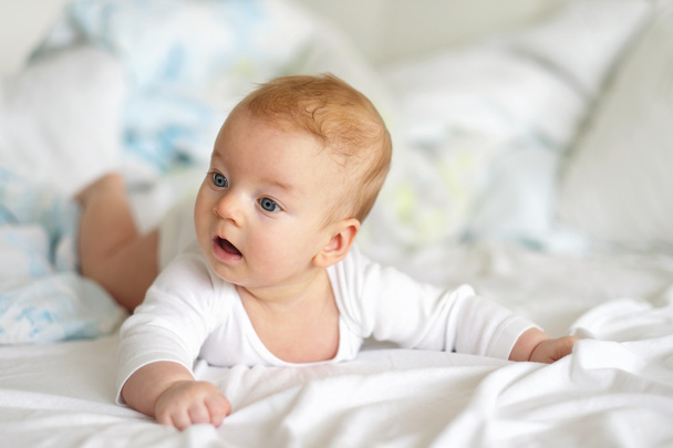 Bebé con ojos azules
 - Foto, imagen
