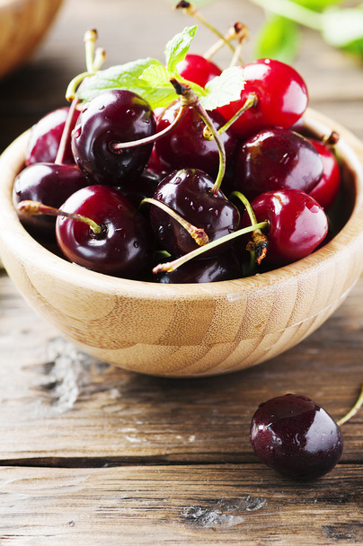 Ripe cherries in bowl - Foto, Imagem