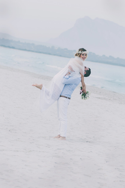Just-married couple on the summer beach - Foto, imagen