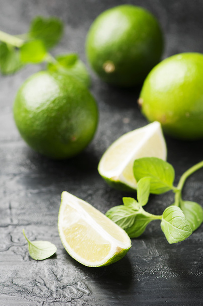 Fresh limes and mint  - Zdjęcie, obraz