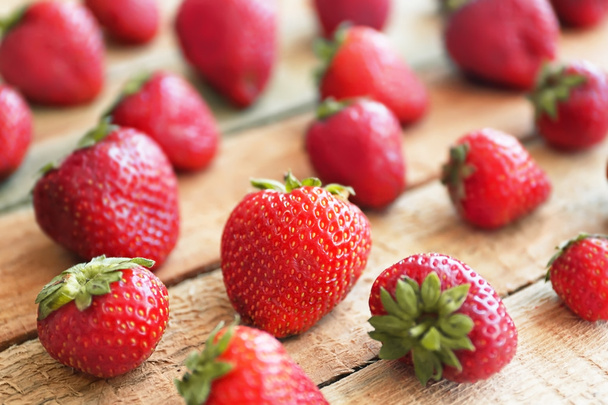 Scattered fresh strawberries - 写真・画像