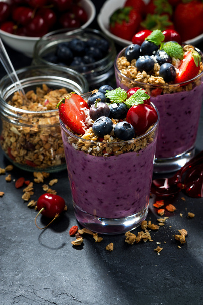 healthy dessert with fresh berries and granola  - Фото, изображение