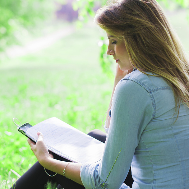 Mujer estudiando en el parque
 - Foto, imagen