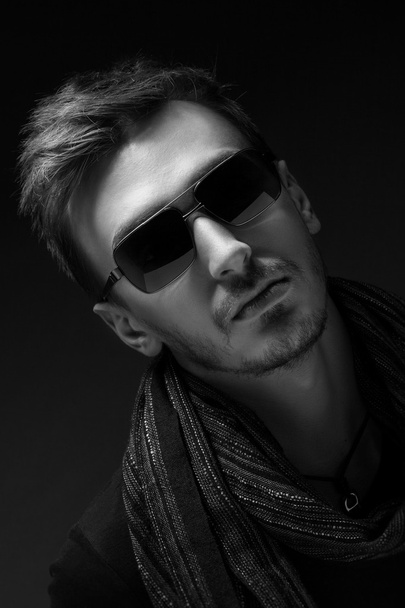 portrét pohledného chlapa, nosí sluneční brýle - Fotografie, Obrázek