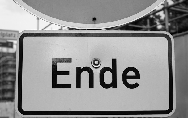 Signo Ende en Berlín en blanco y negro
 - Foto, imagen