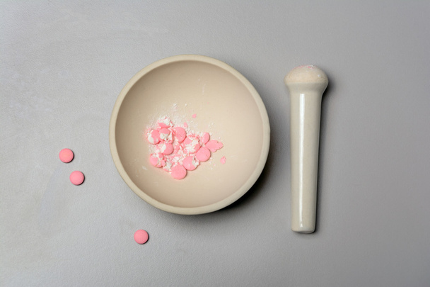 Orvosi habarcs és rózsaszín tabletták - Fotó, kép